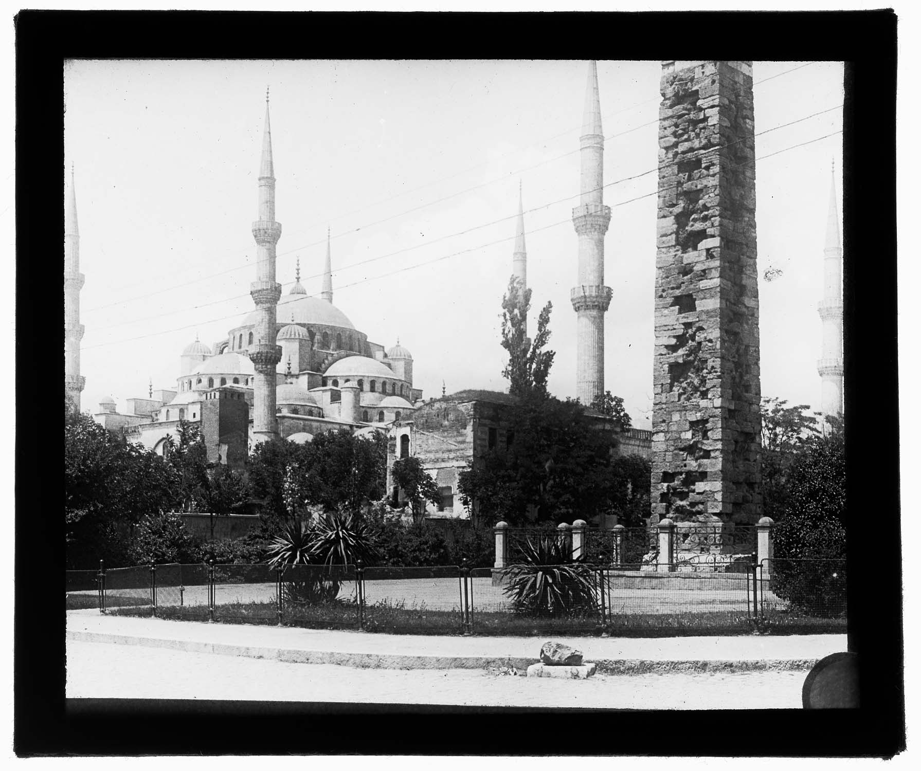 Obélisque "muré", avec la mosquée Sultanahmet au second plan
